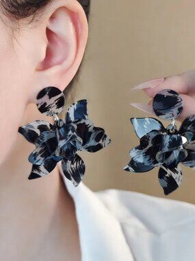 NEW Donya Black and Gray Tropical Flower Acrylic Drop Statement Earrings